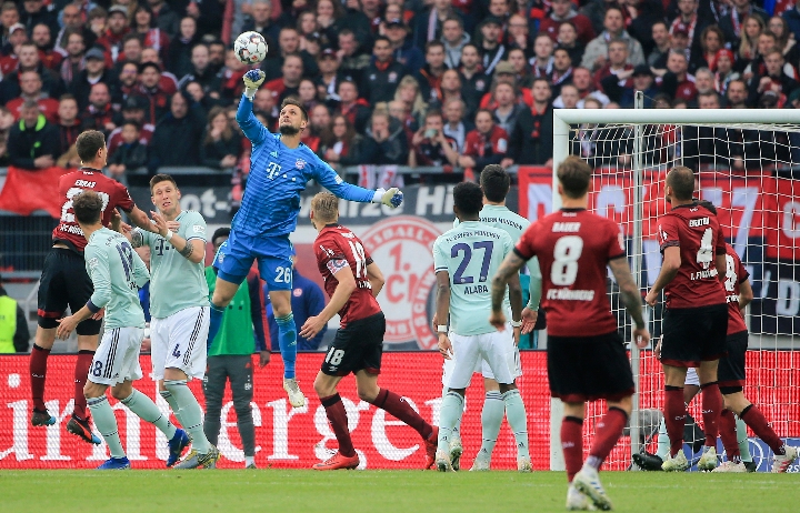 杰伦·约翰逊成为08年詹姆斯以来连续两场砍三双最年轻的前锋（自2008年詹姆斯以来，杰伦-约翰逊成为连续两场拿下三双的最年轻前锋）