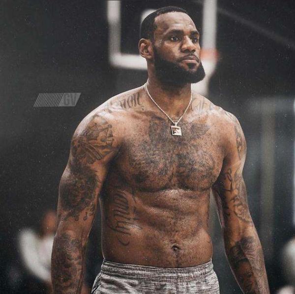 足球国足新星连续两轮破门，迅速走红（国足新秀两轮连破门，火速走红）