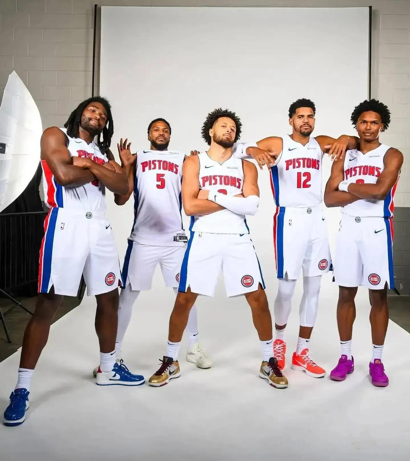 世界杯预热海报里没有C罗遭质疑，FIFA删除原海报改“怀旧”（C罗缺席世界杯预热海报引质疑，FIFA删原海报改发“怀旧版”）