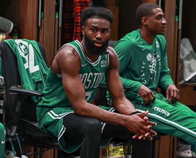 国家德比皇马2-1巴萨5分领跑 近6轮巴萨比皇马多拿9分反超4分（国家德比皇马2-1力克巴萨一度5分领跑，近6轮巴萨净胜9分已反超4分）